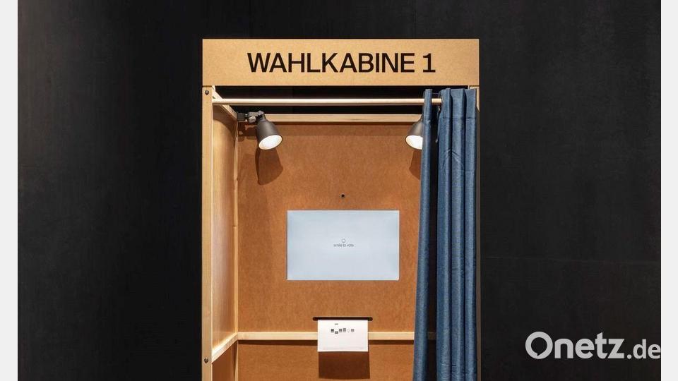 Wer diese Wahlkabine betritt, weiß hinterher, wo er bei der nächsten Wahl sein Kreuz machen wird. Bild: Peterhänsel/exb