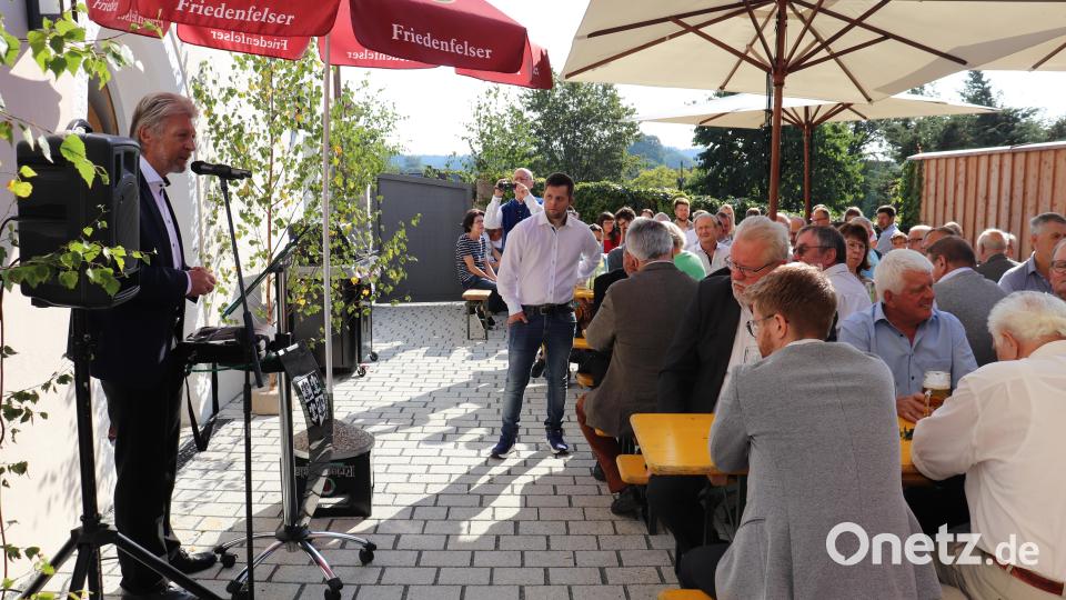 Keine freien Plätze gab es im Biergarten des Kooperatorenhauses bei der Eröffnungsveranstaltung. Bei bestem Wetter und in guter Stimmung feierten die zahlreichen Gäste die Fertigstellung der Sanierung. Links Bürgermeister Lothar Müller. Bild: flt
