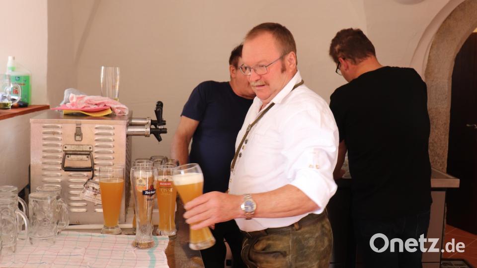 Viele Helfer waren im Einsatz, um die zahlreichen Gäste zu bewirten. Bild: flt