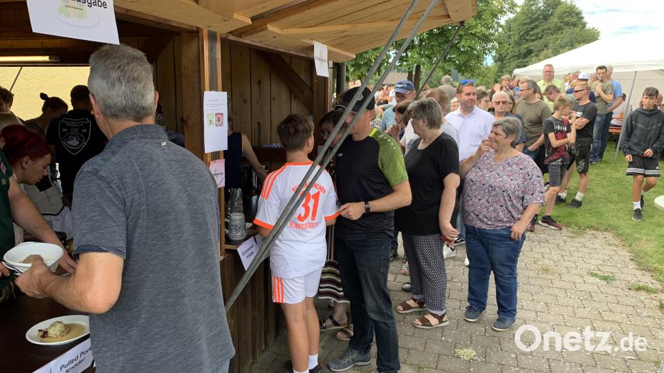 Anstehen für die Knödel. Bild: adj