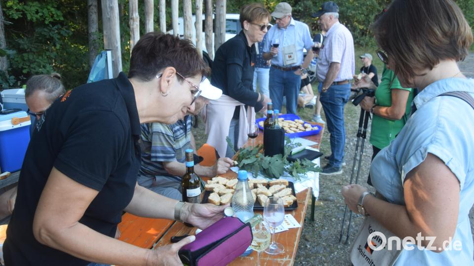 Fränkischer Rebensaft und Obatzder an Station drei. Bild: fz