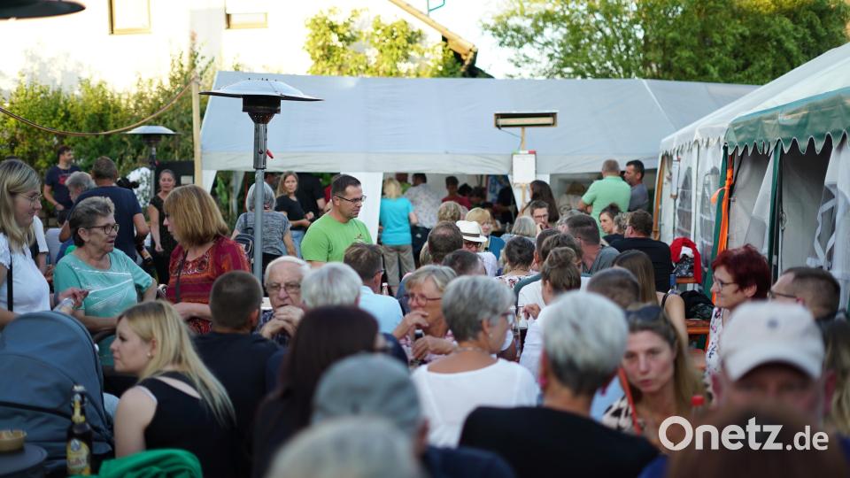 Zeltstadt neben dem Siedlergerätehaus im Eichenweg Bild: Adrian Zimmermann/exb