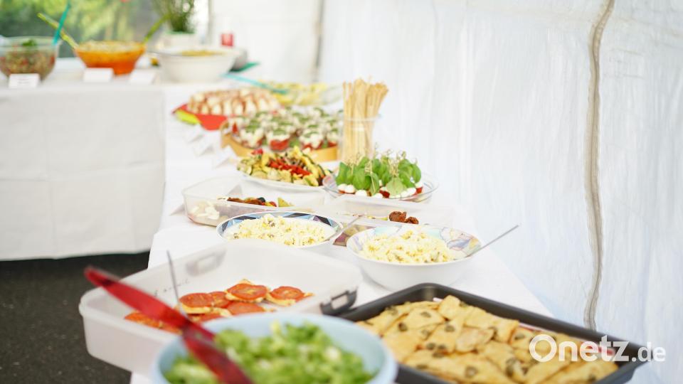 nur ein Ausschnitt des über drei Ecken verlaufenden Buffets Bild: Adrian Zimmermann/exb
