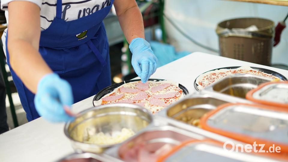 Eine von mehreren Stationen des perfekt organisierten Pizza-Teams Bild: Adrian Zimmermann/exb