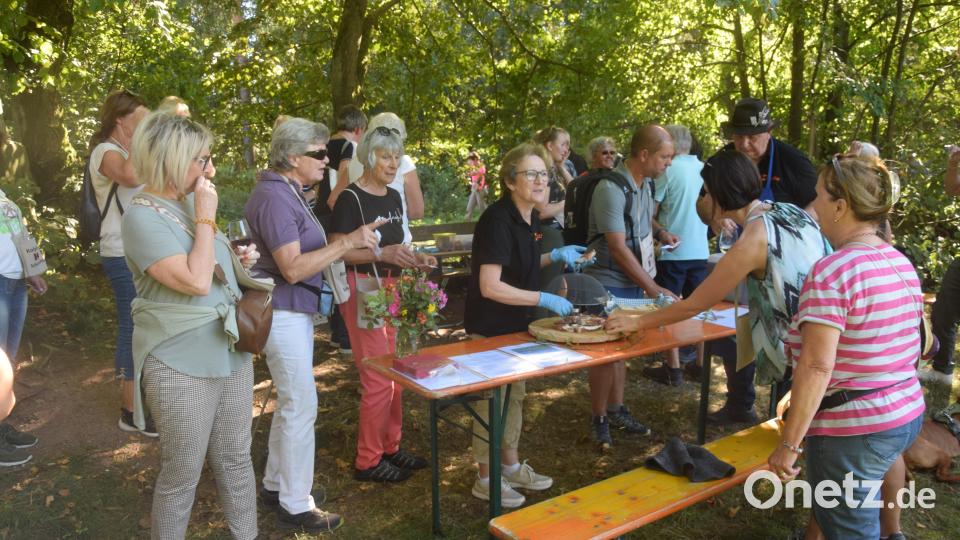 Ein Gaumenschmauß. Südtiroler Speck zu Edelvernatsch am Marterl &quot;Waldesruh&quot;. Bild: fz