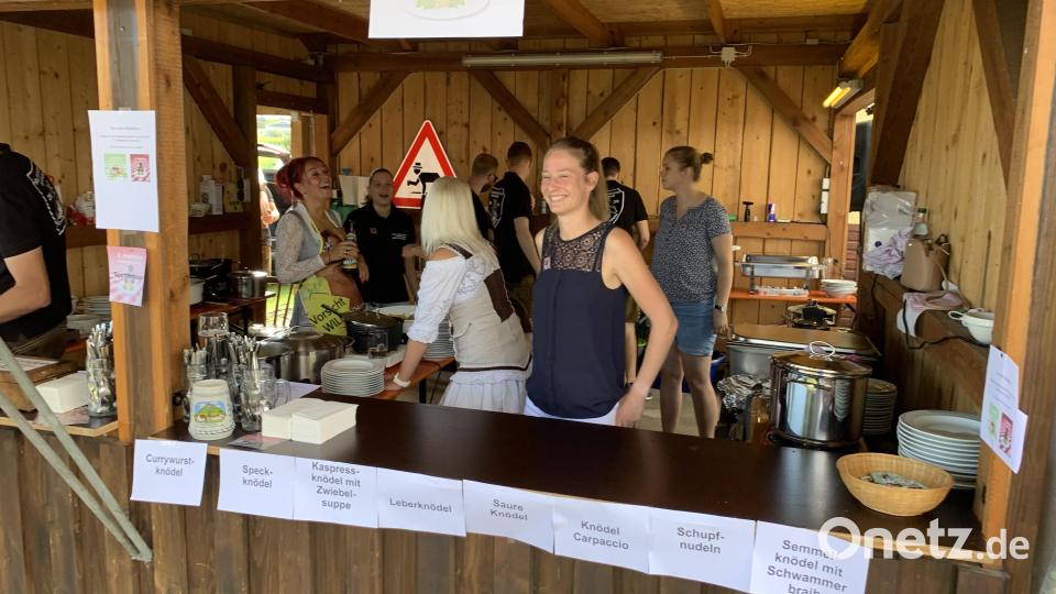 Die Helfer warten auf den Startschuss. Bild: adj