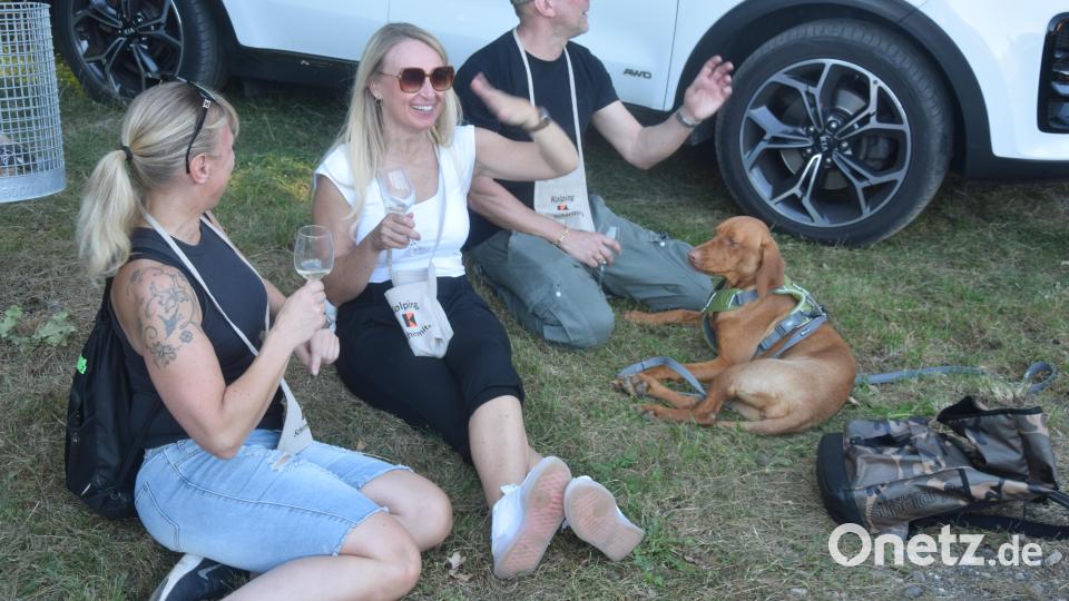 Pause mit einem guten Glas Wein. Hunde marschierten alkoholfrei mit. Bild: fz
