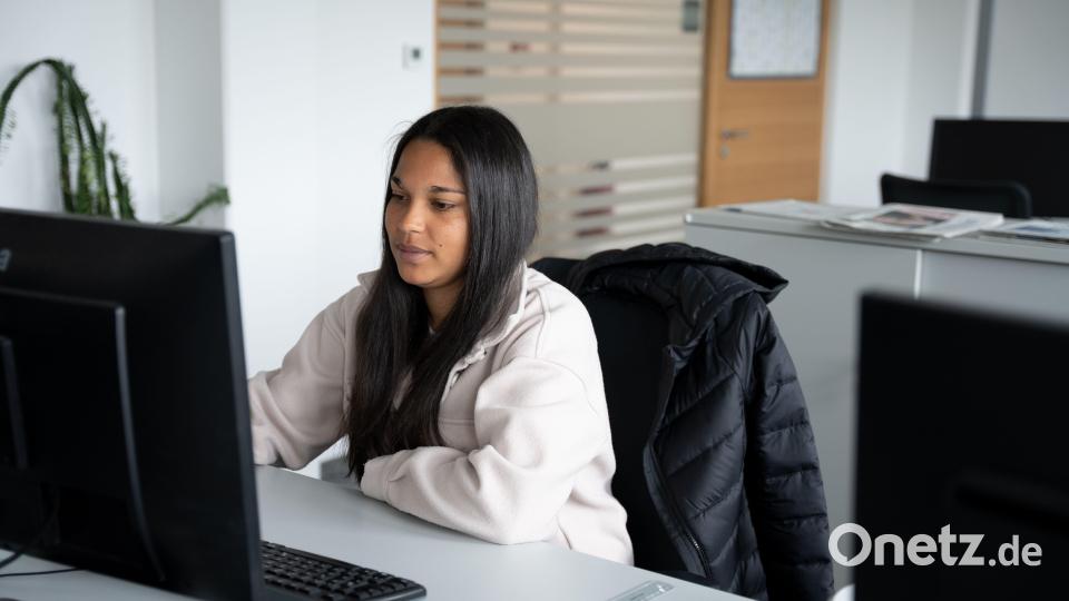 Viel Neues lernen im Bürojob und daneben auch noch das Kind betreuen und den Haushalt managen – Jasmin Kummert stellt sich im Alltag großen Herausforderungen. Bild: Jakob Graf