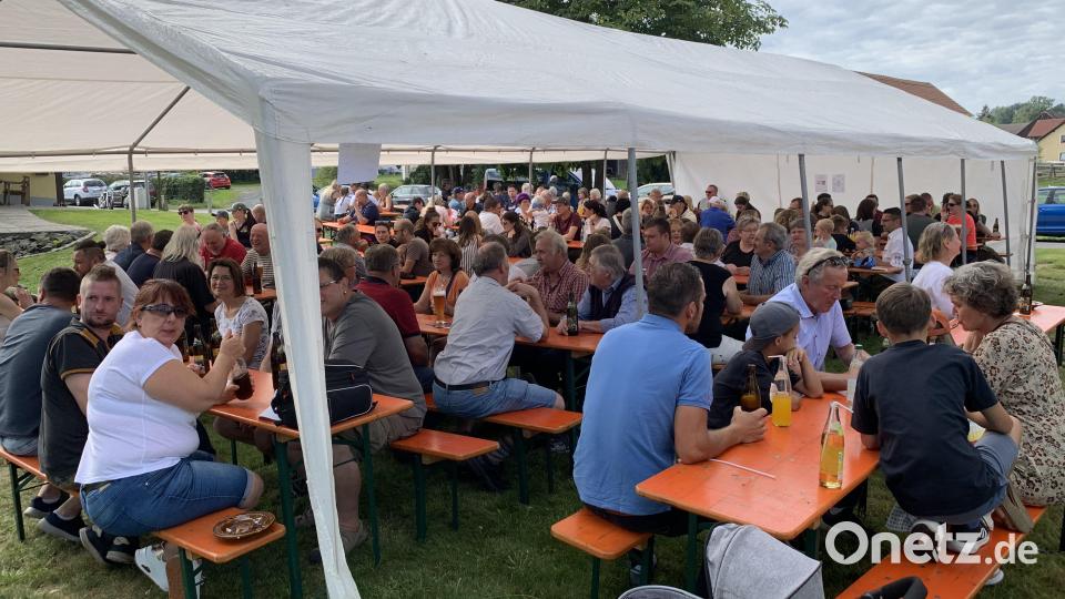 Bereits eine halbe Stunde vor Mittag waren viel Plätze besetzt. Bild: adj