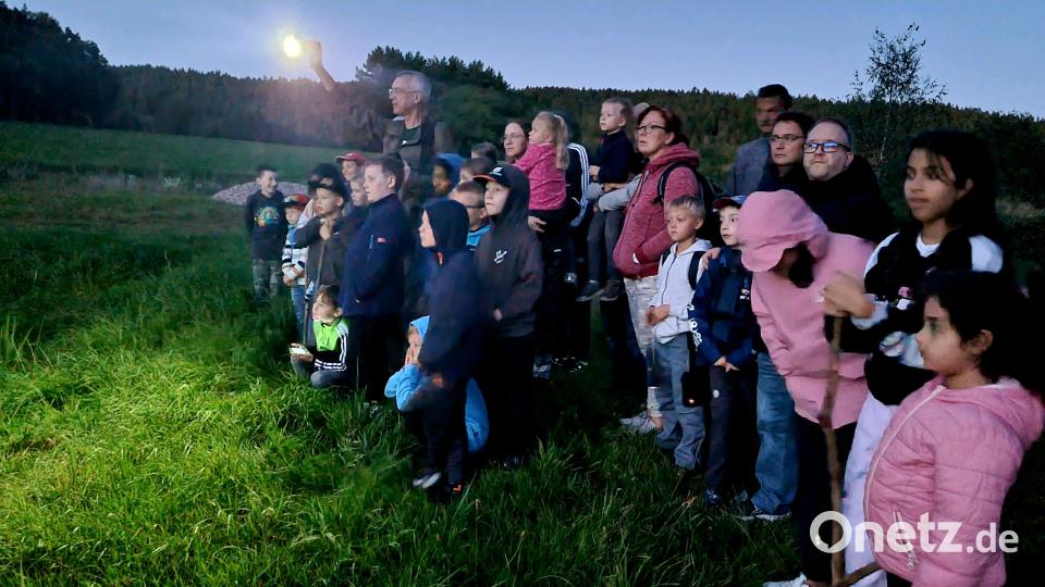Gespannt wartete die Kinder und Eltern auf die Nachtschwärmer. Bild: exb/Jens Simon