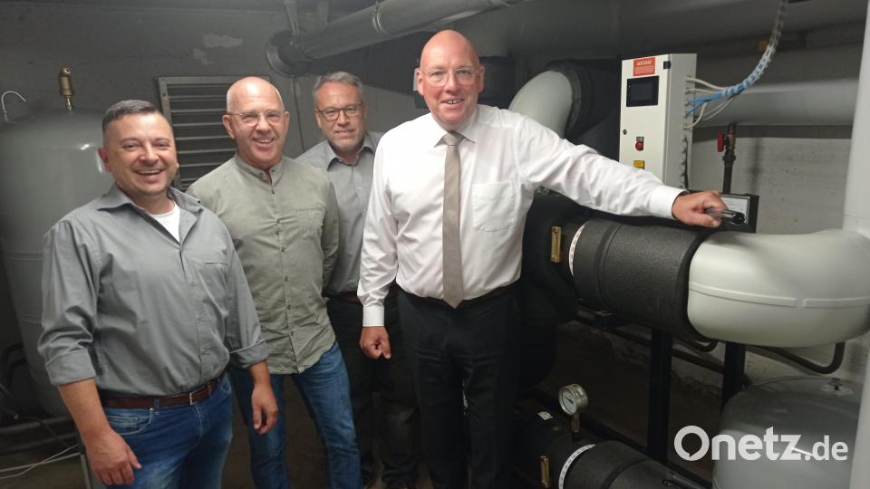 Die Infrastruktur für die Energieversorgung im Hallenbad ist nun auf dem neuesten Stand. Ein Bild davon machten sich (von links) Stefan Kreuzer, Abteilungsleiter öffentliche Infrastruktur, Bäderleiter Hubert Weigert, Markus Brand und der Marktredwitzer Oberbürgermeister Oliver Weigel. Bild: fpoz