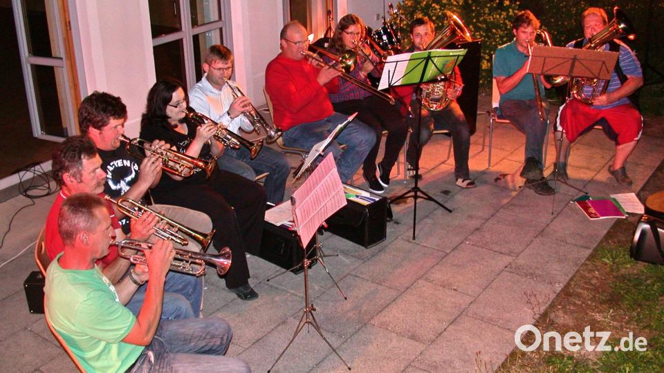 Peter Fees, Alfred Kreutzer, Bernd Schindler, Sandra Fichtner, Jürgen Küffner, Gerhard Kreutzer, Franziska Rausch, Roland Küffner, Uwe Bauer und Heinz Schmidt (von links) bei der Jubiläumsserenade vor zehn Jahren Archivbild: whü