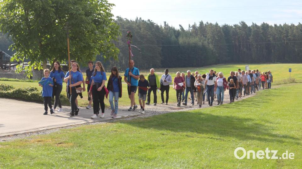 Auf drei Routen näherten sich die Wallfahrer der Ortschaft Neuersdorf (hier Holzhammer mit Kemnath). Bild: Johann Pilarski