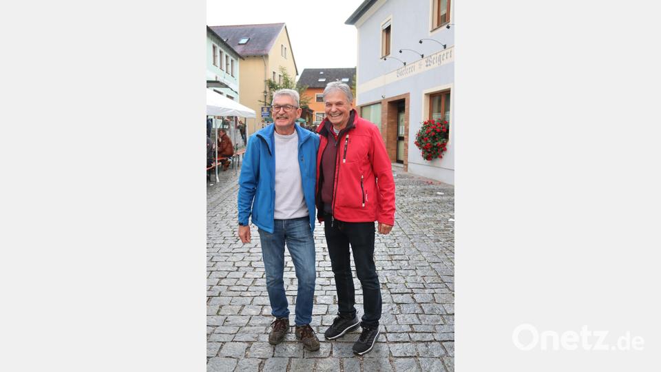 Parteigrößen unter sich: SPD-Chef Georg Söldner und CSU-Chef Josef Weinfurtner lobten das gute Miteinander auf dem Marktsonntag aller Beteiligten. Bild: mrr