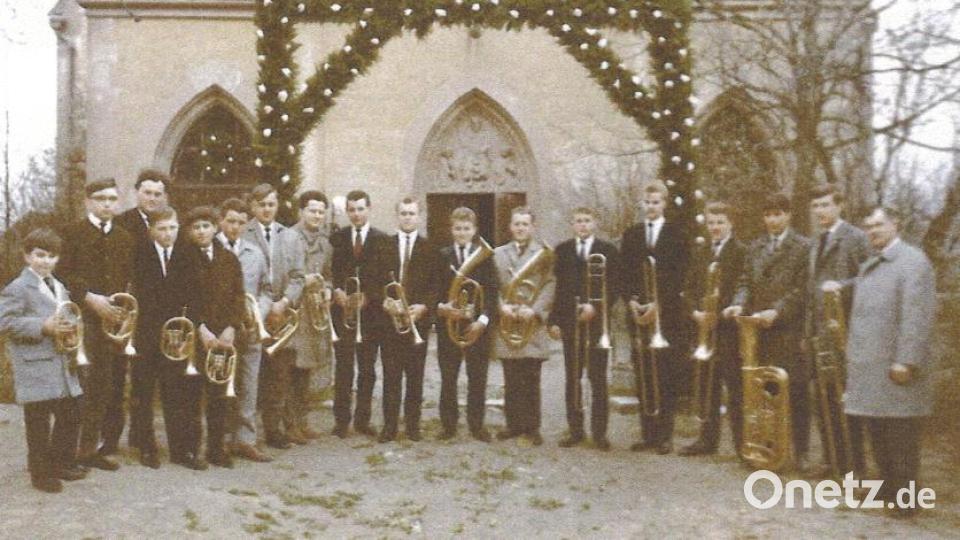 Anlässlich der Konfirmation am Weißen Sonntag 1966 vor der Johanniskirche Wirbenz: (von links) Hans-Eckart Loos, Reinhard Maier, Hans Dorsch, Gerhard Engelbrecht, Heinrich Hößl, Günther Vogel, Wolfgang Wetzel, Friedrich Kempf, Ernst Preißinger. Horst Schneider, Hermann Küffner, Werner Himsel, Hans Preißinger, Werner Lehmann, Georg Nachtmann, Arnold Hößl, Horst Will und Chorleiter Hans Loos. Bild: Evangelischer Posaunenchor/exb