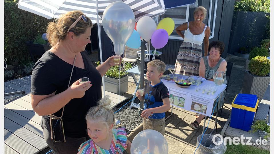 Fruchtlimonade, Luftballons und Süßigkeiten gab es für die Kinder Bild: adj