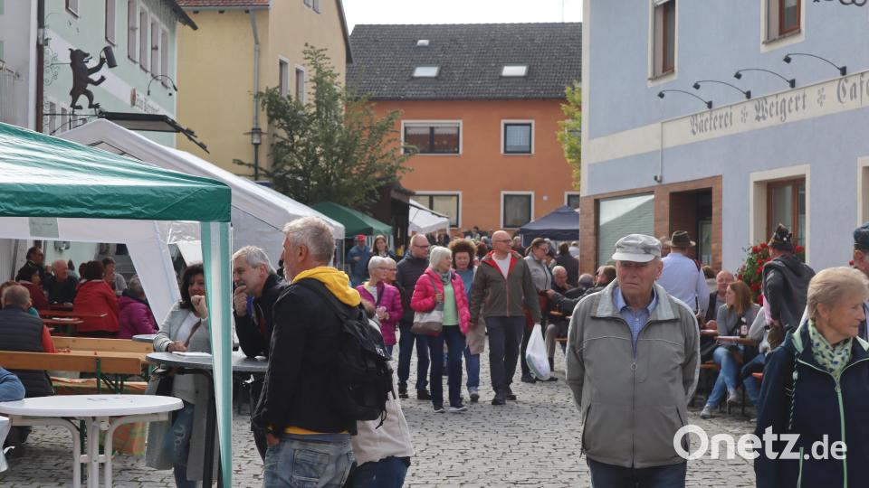 Feinschmecker unterwegs auf der Genussmeile des Riedener Marktsonntags. Bild: mrr
