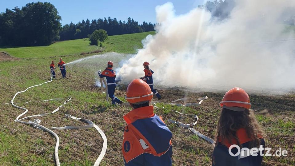 Brennende Strohballen galt es für den Feuerwehr-Nachwuchs auf einem Acker bei Oberreinbach zu löschen. Bild: lei
