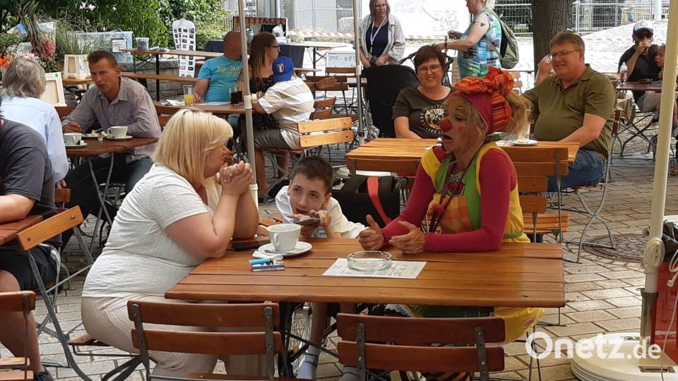 Anatolii und seine Mutter Anasthasia beim Familienfest in Schwandorf. Bild: Malteser/exb