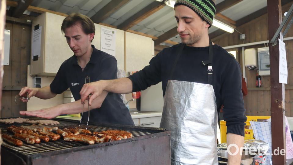Der Rybak Tom und der Hiermann Manfred (von links) grillten die Schützenbratwürstl. Bild: mrr
