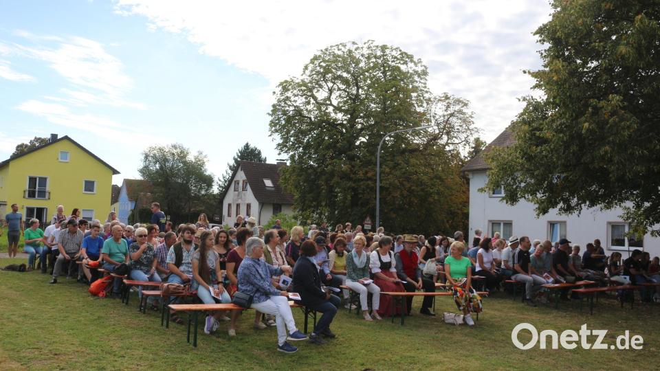 Die Gottesdienstbesucher im vollen „Lorenzgarten“. Bild: Johann Pilarski