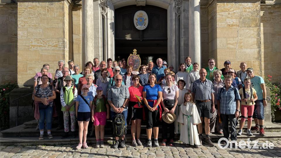 Die Pilger aus der Pfarrei St. Marien Sulzbach an der Pforte der Basilika in Gößweinstein. Bild: Katharina Laurer/exb