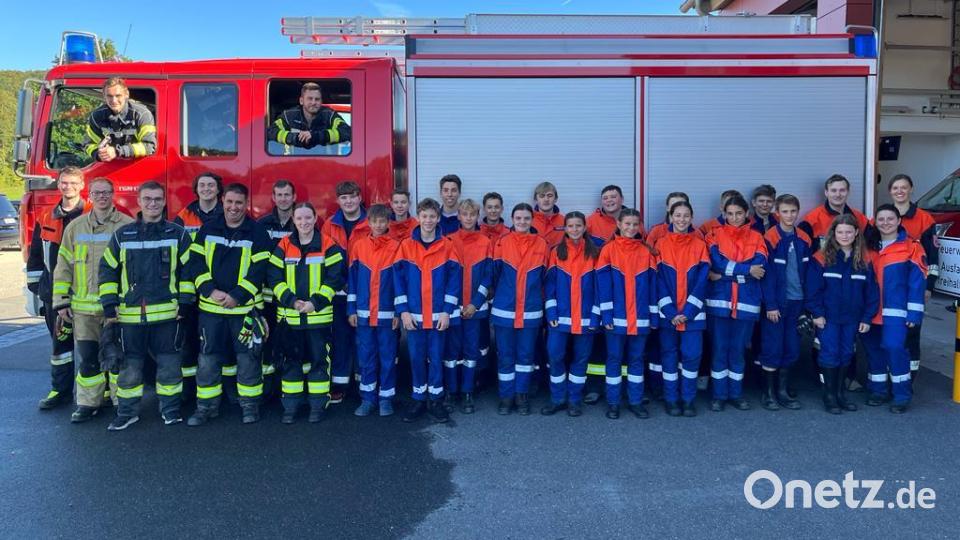 Junge Feuerwehrleute aus den Gemeinden Neukirchen und Etzelwang absolvierten eine 24-Stunden-Übung. Bild: lei