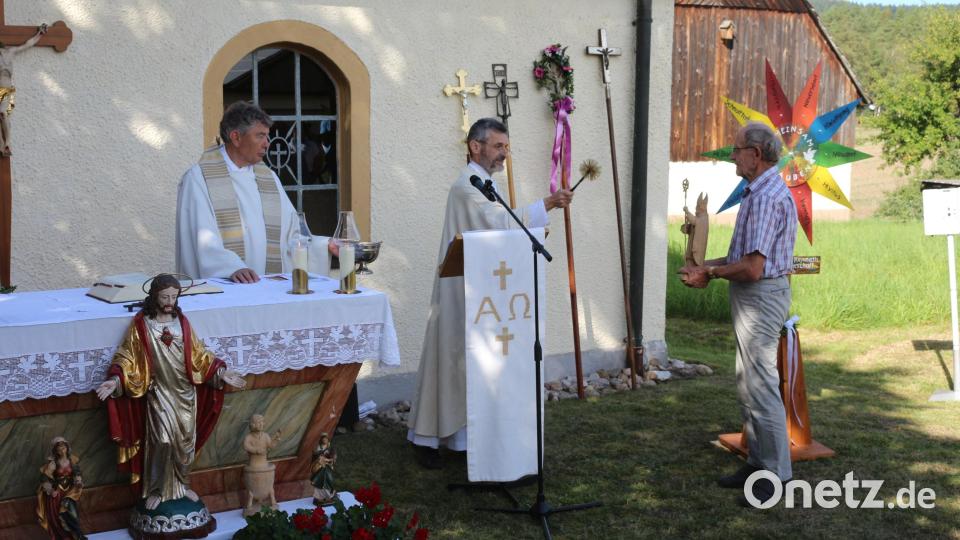 Die Weihe der Figur des heiligen Wolfgang mit Schnitzer Alfons Nagler. Bild: Johann Pilarski