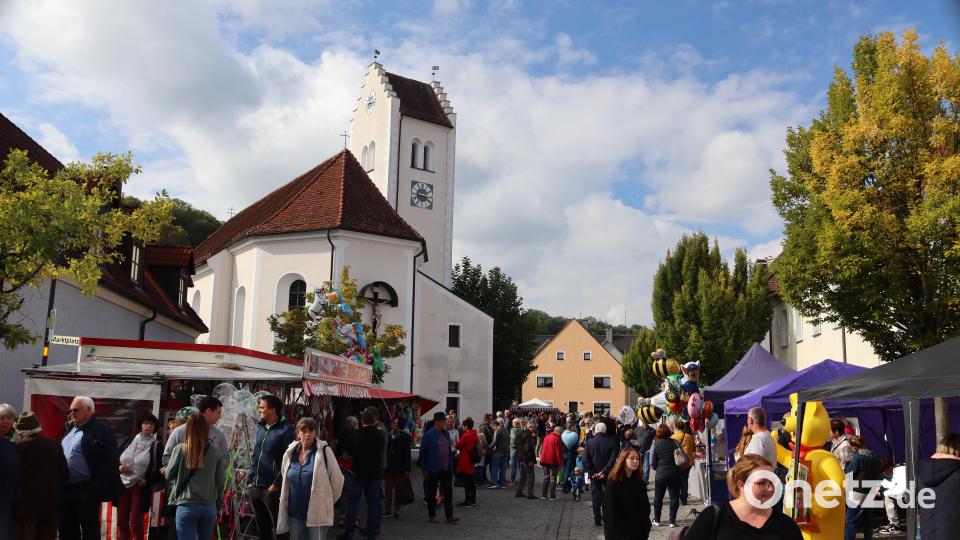 Kaum war die Sonne da, kamen zahlreiche Besucher zum Marktsonntag. Bild: mrr