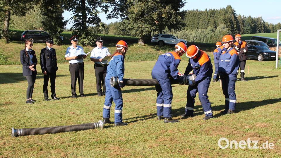 Hand in Hand geht es bei den jungen Feuerwehrleuten perfekt. Bild: pi