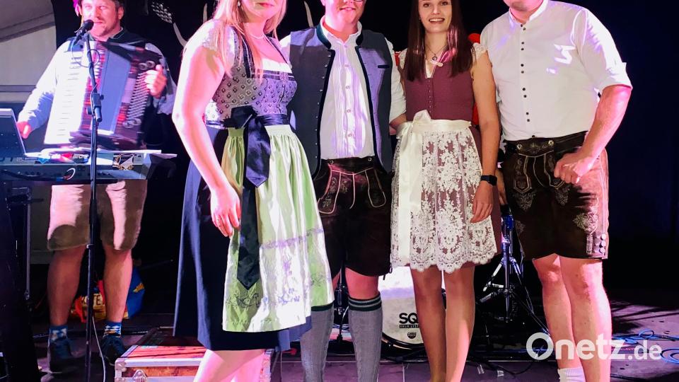 Die Derblecker in Aktion. Franziska Kausler, Max Rodler, Sabrina und Philipp Seitz (von links) zerrten vermeintliche Dorfgeheimnisse ans Tageslicht. Bild: do
