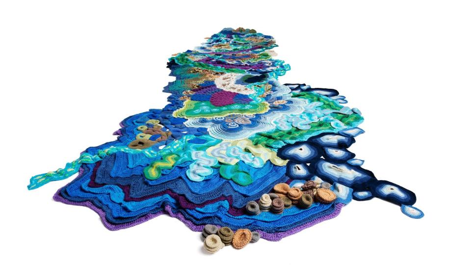 Das Altartuch von Katharina Krenkel wird anlässlich der Ausstellung &quot;SOS Wasser!&quot; im Badehaus Maiersreuth in der Basilika Waldsassen sowie in der Pfarrkirche St. Laurentius in Bad Neualbenreuth zu sehen sein. Bild: Katharina Krenkel/exb