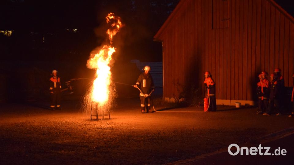 Wie man einen Fettbrand nicht löscht, zeigt Jugendwart Josef Pflaum junior eindrucksvoll bei der Schnupperübung am Montagabend. Bild: fla