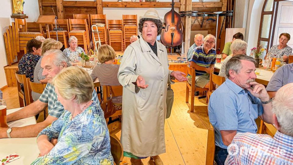 Margit Stich (Mitte) unterhielt die Senioren mit humorvollen Szenen aus dem Alttag. Bild: Gemeinde Kastl bei Kemnath/exb