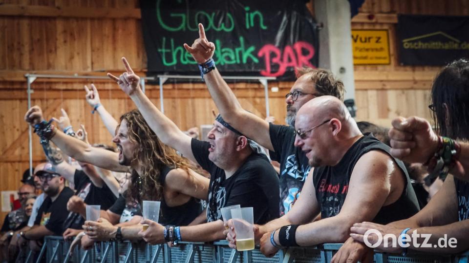 Die Metalheads feiern ihre Bands und ihre Musik beim Storm-Crusher-Festival in Wurz Bild: Elisa Fuchs/exb