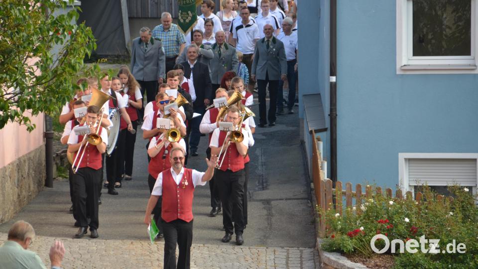 Bei Kaiserwetter feiert der Schützenverein &quot;Edelweiß&quot; Roggenstein sein 100-jähriges Bestehen. Bereits am frühen Morgen schlängelt sich ein langer Festzug mit Vereins- und Fahnenabordnungen aus dem gesamten Umland durch den Luhetalort. Bild: dob