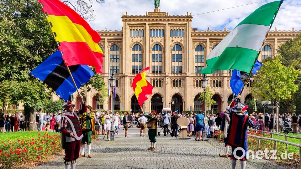 Die Fahnenschwinger aus Gebenbach beim Oktoberfest in München. Bild: Theresa Schreglmann/exb