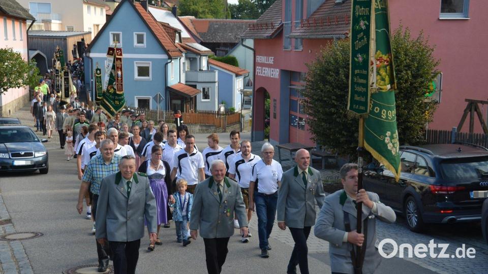 Bei Kaiserwetter feiert der Schützenverein &quot;Edelweiß&quot; Roggenstein sein 100-jähriges Bestehen. Bereits am frühen Morgen schlängelt sich ein langer Festzug mit Vereins- und Fahnenabordungen aus dem gesamten Umland durch den Luhetalort. Bild: dob
