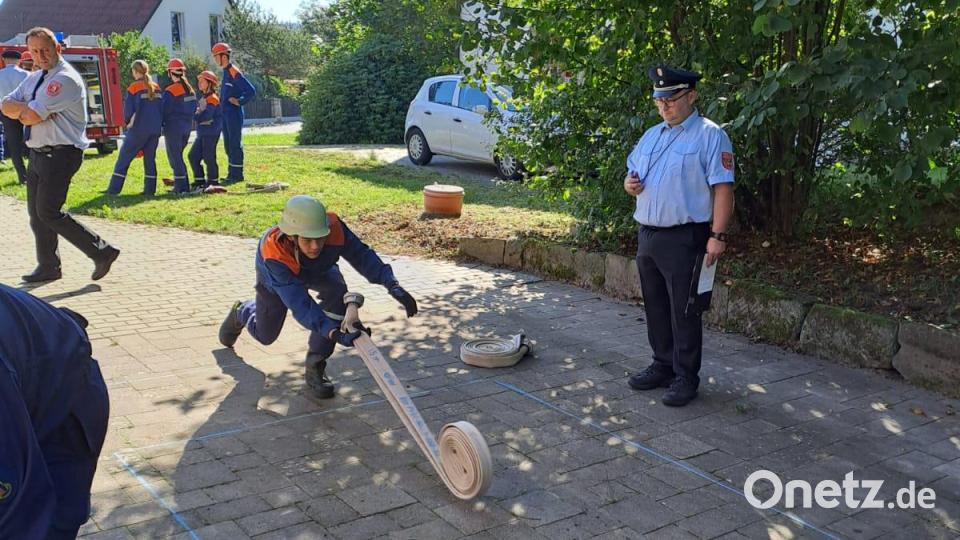 Auch das Ausrollen von Saug- und Löschschläuchen will gelernt sein und muss unter Einsatzbedingungen reibungslos funktionieren. Bild: exb