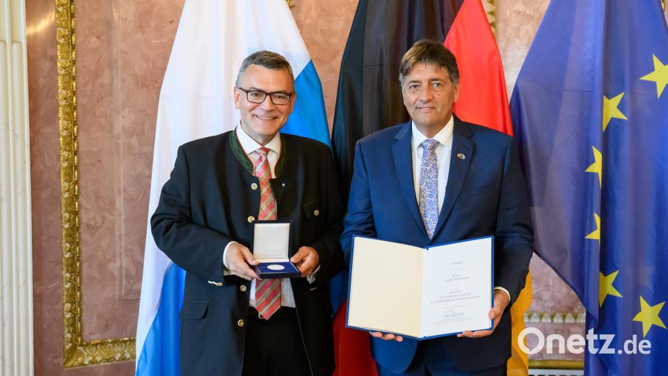Staatsminister Florian Herrmann überreicht Knobloch die Medaille für Verdienste um die Zivil-Militärische Zusammenarbeit. Bild: Joerg Koch/ Bayerische Staatskanzlei