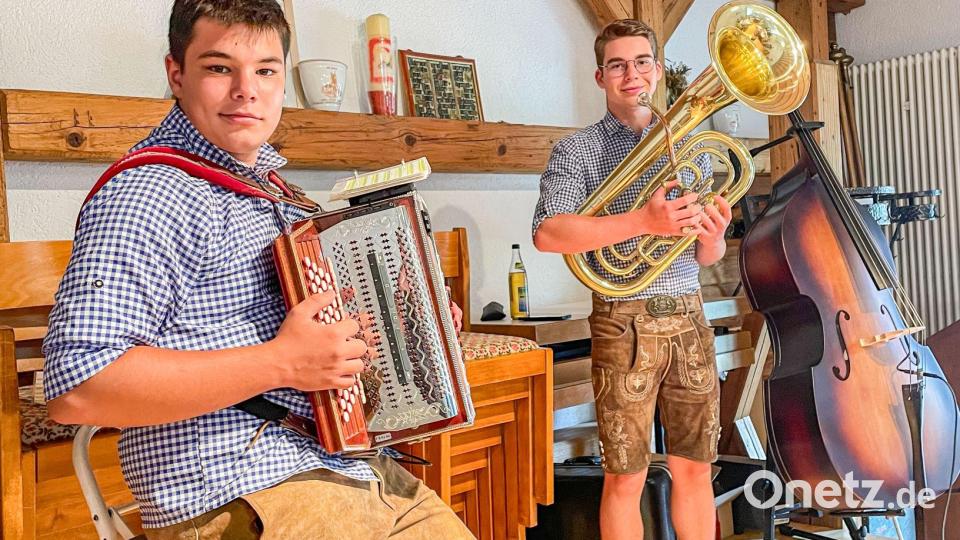 Mit Volksmusik sorgten Maximilian Miedel und Sebastian Plössner (von links) für Stimmung. Bild: Gemeinde Kastl bei Kemnath/exb