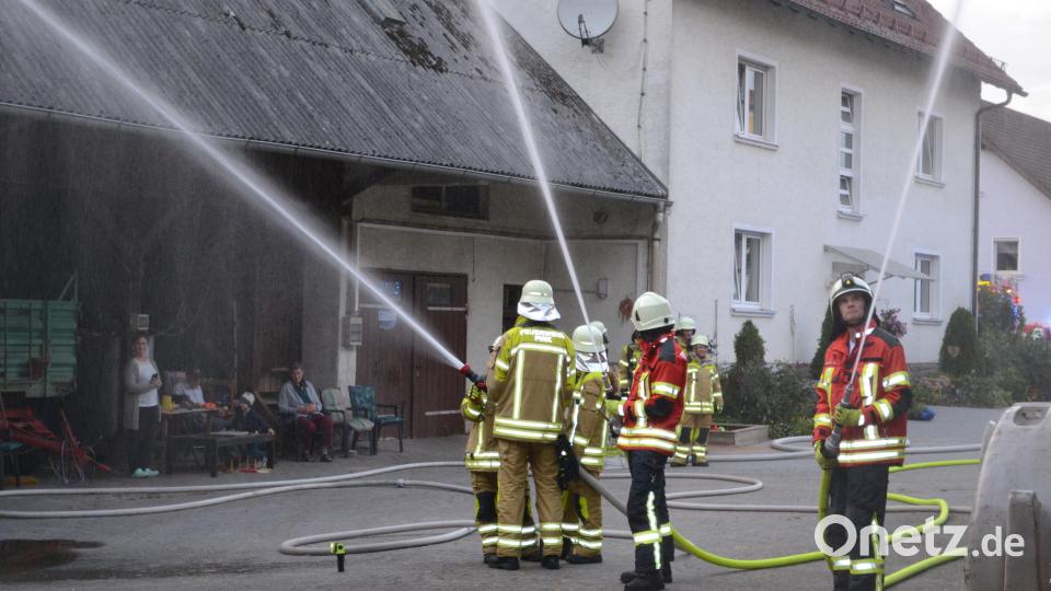 Zum Glück nur eine Übung, so konnte Familie Hilburger in ihrem Hof unbesorgt Platz nehmen und zuschauen, wie der vermeintliche Brand gelöscht wird. Bild: kki