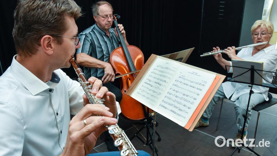 Falk Glamsch, Werner Putz und die Autorin Helma Koch (von links) umrahmten die Buchvorstellung musikalisch. Bild: Stephan Huber
