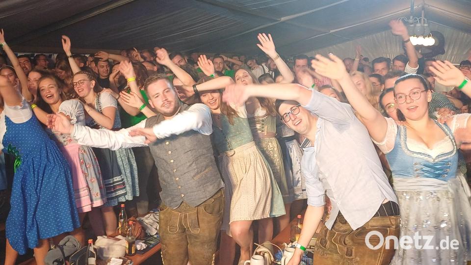 Angefeuert von den musikalischen Krachern der Partyband Highline herrscht bis in die Morgenstunden ausgelassene Kirwa-Stimmung. Bild: do