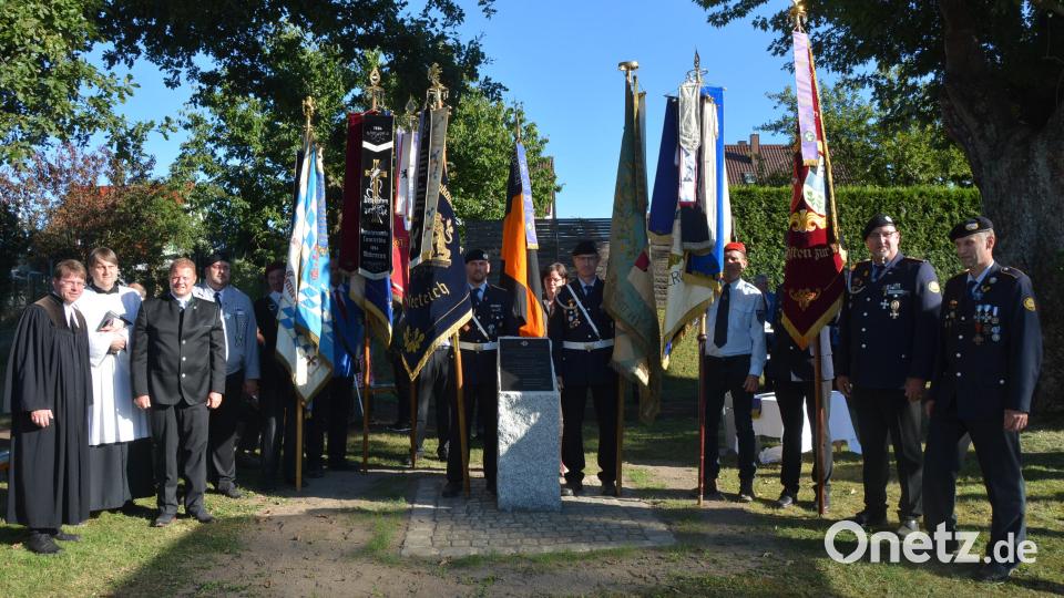 Gruppenbild mit Vereinsabordnungen und Ehrengästen vor dem neuen Gedenkstein am Bärnwirtskreuz. Bild: jr