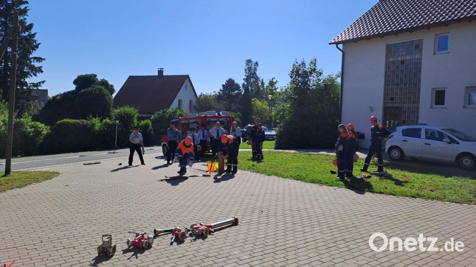 Der Umgang mit der Kübelspritze und deren Einsatzmöglichkeiten wurden gezeigt. Bild: exb