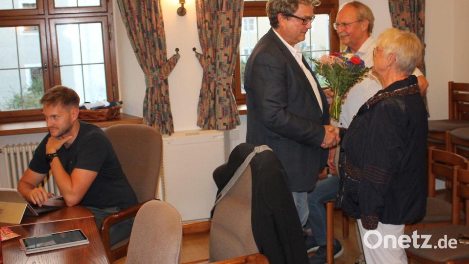 Mit Blumen und einem Geschenkkorb dankte Bürgermeister Bernhard Stangl seinem langjährigen zweiten Stellvertreter Wolfgang Graser und dessen Gattin Irmgard (Dritter, Zweiter und Erste von rechts). Links Stefan Forster, der Grasers Ratsmandat übernimmt. Bild: bjp