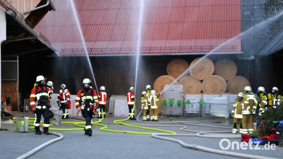 Mit Atemschutzgeräten suchten die speziell für solche Einsätze ausgebildeten Feuerwehrmänner aus Pirk und Schirmitz nach vermissten Personen. Bild: kki