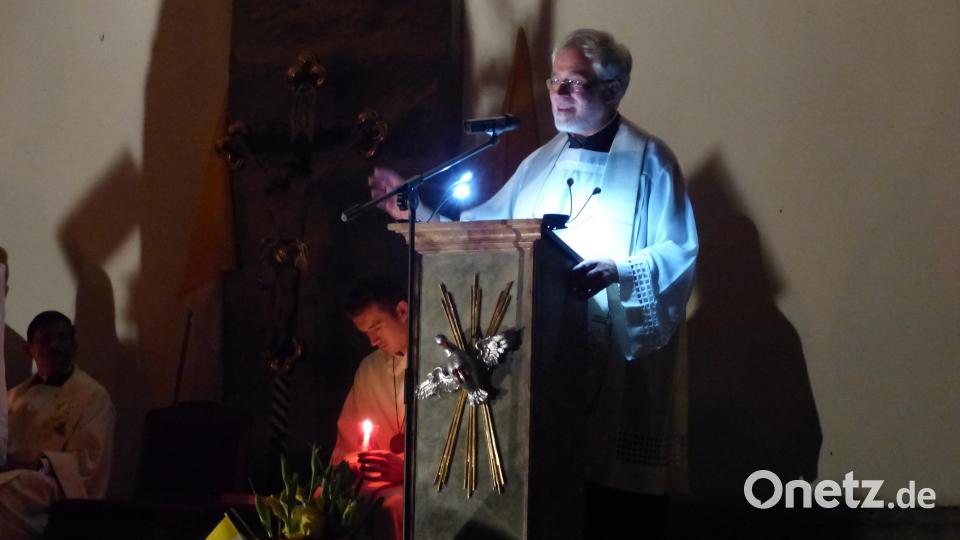 Foto von Pfr. Prechtl am Abend (Marienfeier Bild: Otmar Buchmann/exb