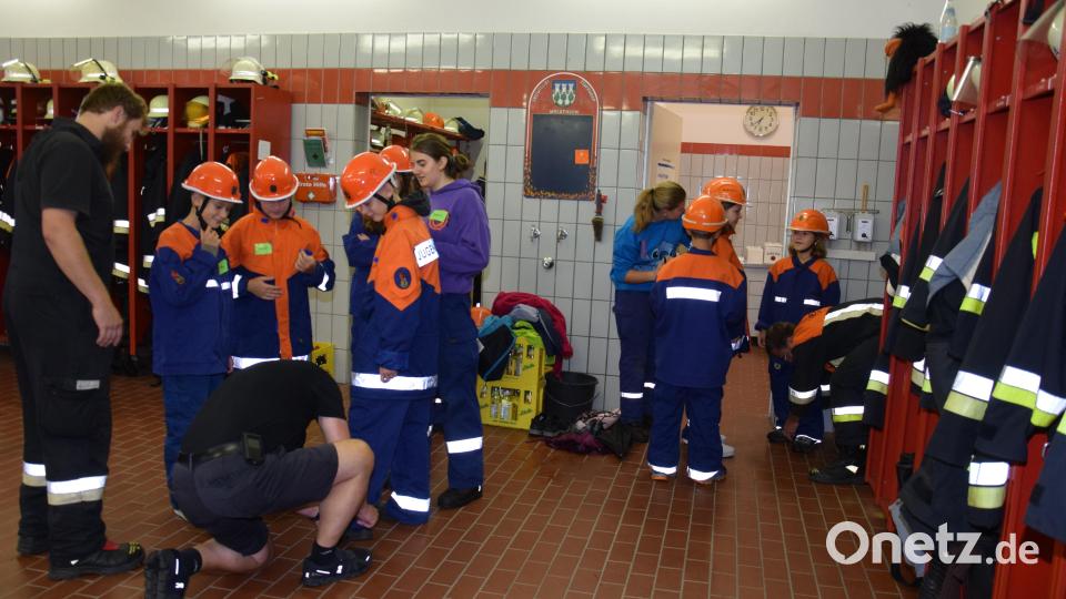 Beim Einkleiden gibt es noch Hilfestellung von der Jugendfeuerwehr. Bild: fla